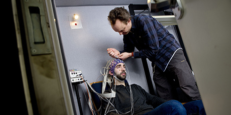 A 64-channel EEG recording system and a soundproof and electronically shielded listening booth (Photo: Joachim Rode)